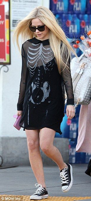 Avril Lavigne Nipple Slip Photos