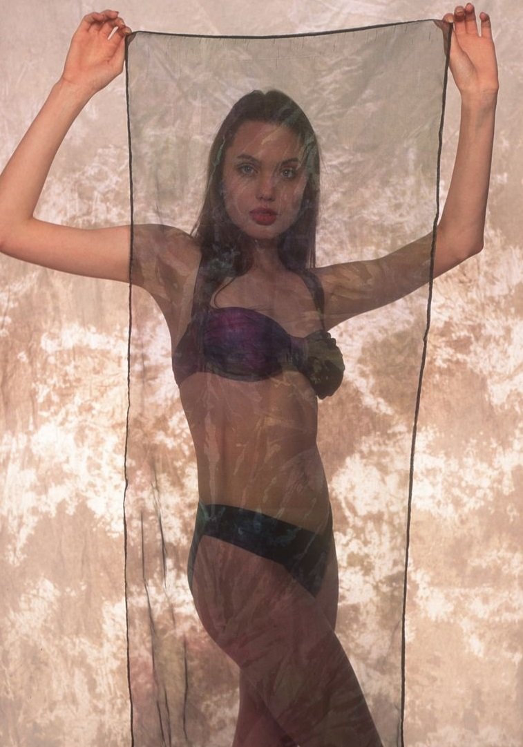 Angelina-Jolie-Young-in-Bikini-19---TheFappening.nu6304c83cb57fa741.jpg