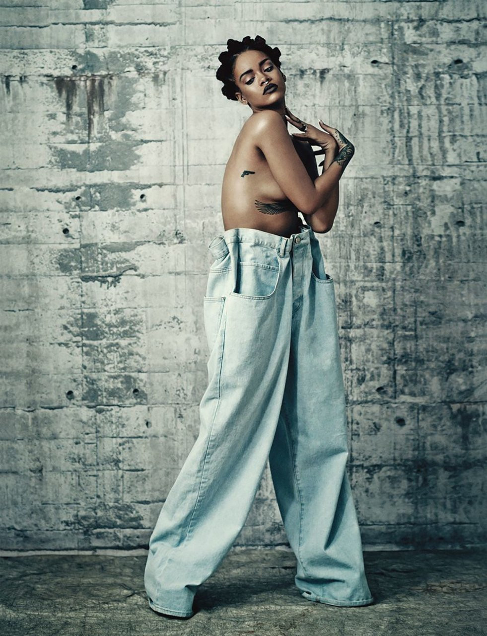 Rihanna-Topless-01---TheFappening.nu56d98065f5631371.jpg