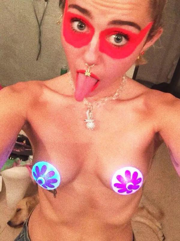 Miley Cyrus Topless 5 TheFappening.nu 
